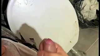 Pegao no banheiro da academia - free