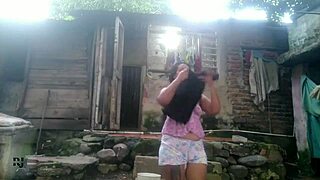 Mi Hermanastra Tiene El Fetiche De Estar Oliendo Mi Ropa Interior