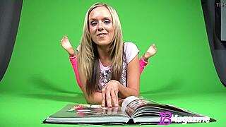 Barefoot teen Brittany's Bod shows ass backstage