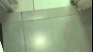 Pegao no banheiro da academia - free