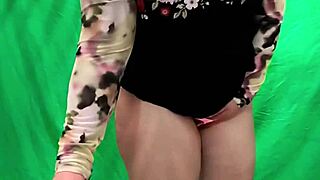 Suegra Caliente Enseña Su Gran Culo Delante De La Cámara