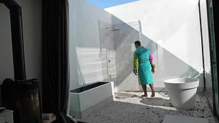 los vecinos nos pillan follando en el ba�o de la piscina de la comunidad y nos graban