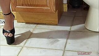 Sexy maxine rails her own cunt in solo pussy masturbation.