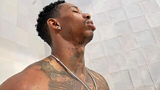 los vecinos nos pillan follando en el ba�o de la piscina de la comunidad y nos graban