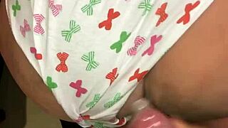 Padastro Tarado Espera Mulher Sair Pra Foder Bonequinha Sex Toy