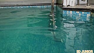 Atriz ninfomaniaca fudendo na piscina com ator no intervalo de gravação