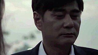 The female secretary provides hospitality in the hospital.