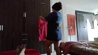 HERMANASTRA DE 18 AÑOS PIDE ROPA Y A CAMBIO PIDE QUE LE LLENEN EL CULO DE LECHE!