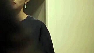 The female secretary provides hospitality in the hospital.