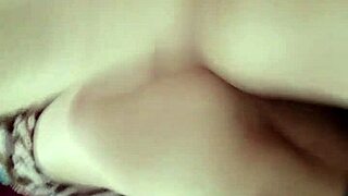 Polvito Mañanero En La Cama Con Cerca De Su Culo