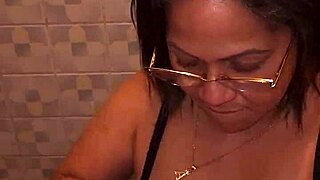 Mi Madrastra Me Encuentra Masturbandome Con Su Tanga Y Me Lo Chupa Parte 1