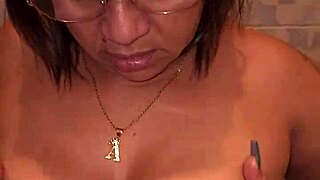 Mi Madrastra Me Encuentra Masturbandome Con Su Tanga Y Me Lo Chupa Parte 1