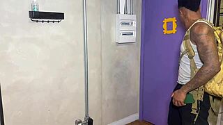 o marido da minha amiga me fodeu na cozinha e ela descansando no quarto