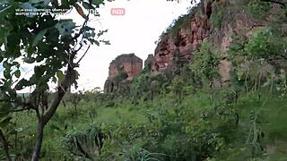 essa novinha sabe exatamente o que fazer com essa rola gigante, dando uma olhada nessa ação intensa de deepthroat e riding