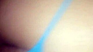 Venezolana colombiana mientras ve tv