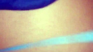 Venezolana colombiana mientras ve tv