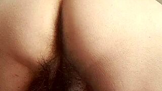 Жена виляет тазом и бёдрами на йоге