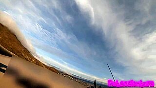 Camino a cenar se pone cachonda y cogemos en el taxi