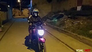 a danadinha da danny hot vai na praça encontra um amiguinho e ela sobe na moto com ele pra fuder a bucetinha com uma rola enorme 😈