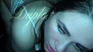 Brincando com o cuzinho no glory hole