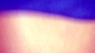 Venezolana colombiana mientras ve tv