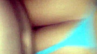 Venezolana colombiana mientras ve tv