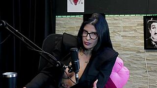 Safada Faz Stripper Mostra Os Peitos E A Buceta Após Dizer Que Engole E Brinca Com O Gozo - Leticia Braga Watch On Sheer Red