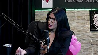 Safada Faz Stripper Mostra Os Peitos E A Buceta Após Dizer Que Engole E Brinca Com O Gozo - Leticia Braga Watch On Sheer Red