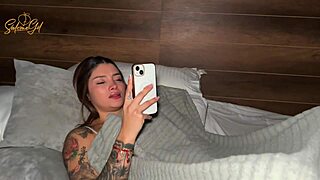 hermanastro voyeur me espía mientras me masturbo y termino dejando que me folle-saloma gil-parte 1