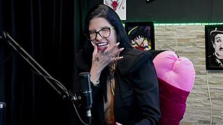 Safada Faz Stripper Mostra Os Peitos E A Buceta Após Dizer Que Engole E Brinca Com O Gozo - Leticia Braga Watch On Sheer Red