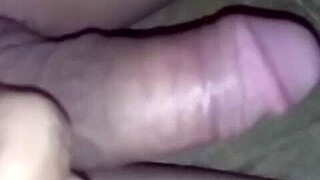 Venezuelan guy gives himself a handjob on his cock