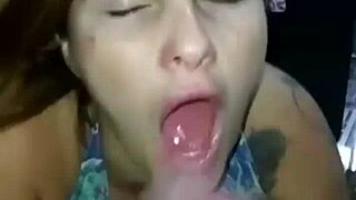 aqui nao tem beijinho de bom dia eu acordo ele com uma chupada bem gostosa no pau