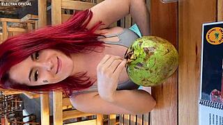 encontrei essa gostosa e chamei ela pra ir no banheiro comigo ela é muito safada