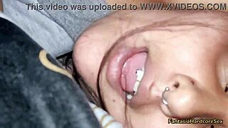 Viendo porno en tiktok con mi hijastra y me calente al ver sus enormes tetas tuve que usarlas para sacar leche de mi pija.