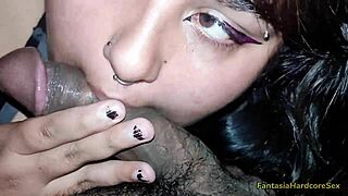 Viendo porno en tiktok con mi hijastra y me calente al ver sus enormes tetas tuve que usarlas para sacar leche de mi pija.