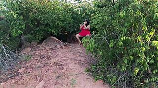 caliente y deseosa de verga me masturbo de camino a casa