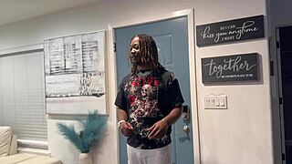 Delivery guy in sticky situation 😅