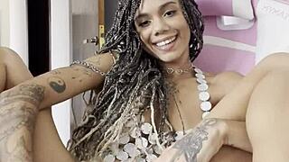 Essa princesinha adora gozar com o brinquedinho dentro da buceta, she says while playing with her wet pussy.