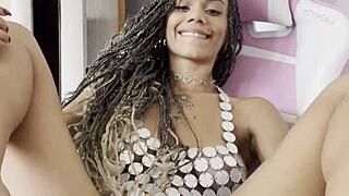 Essa princesinha adora gozar com o brinquedinho dentro da buceta, she says while playing with her wet pussy.