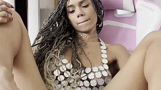 Essa princesinha adora gozar com o brinquedinho dentro da buceta, she says while playing with her wet pussy.