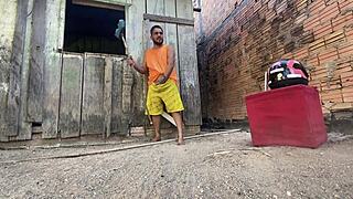 Nao aguentei sentei para o flakael no quintal da minha casa enquanto ele fazia diaria para mim