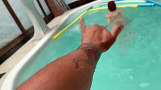 Na Piscina Com Amiga Sucking Big Cock Before Tight Pussy Creampie