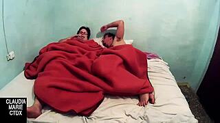 Lleno su culo gordo de cera y como su coño entero! 🕯️🍑