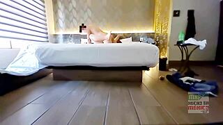 Isa hotwife knuller foran mannen i første cuckold nabo-fantasy 😍