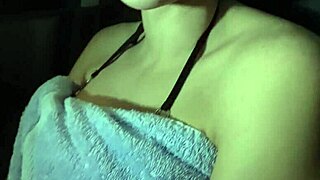 la chica de la playa me quita el condon en el auto y me cabalga con tetas grandes