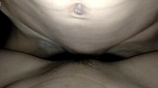 Sfondo la figa rasata stretta e il culo stupendo di questa troietta 18+ rough al posto del film, creampie finale