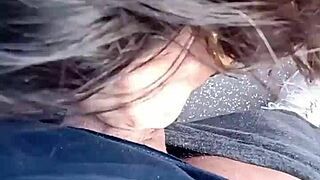 na varanda chupando pau e abrindo a buceta pro cara