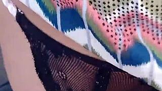 na varanda chupando pau e abrindo a buceta pro cara