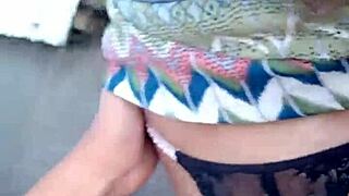 na varanda chupando pau e abrindo a buceta pro cara