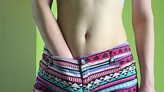 Chcesz mnie wyruchać w tych pozach kochanie? Drażnię wygoloną cipkę 😘